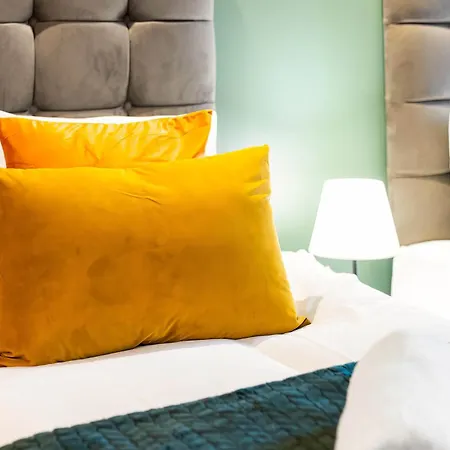 New Luxury Centre - 2 Bedroom - Netflix - Wifi - Secure Parking 35qc *