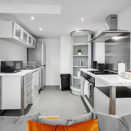 New Luxury Centre - 2 Bedroom - Netflix - Wifi - Secure Parking 35qc