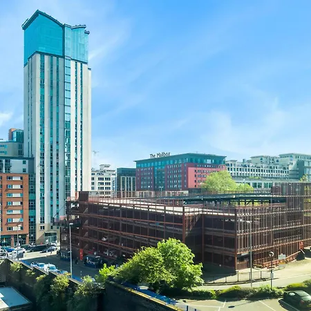 New Luxury Centre - 2 Bedroom - Netflix - Wifi - Secure Parking 35qc Apartman