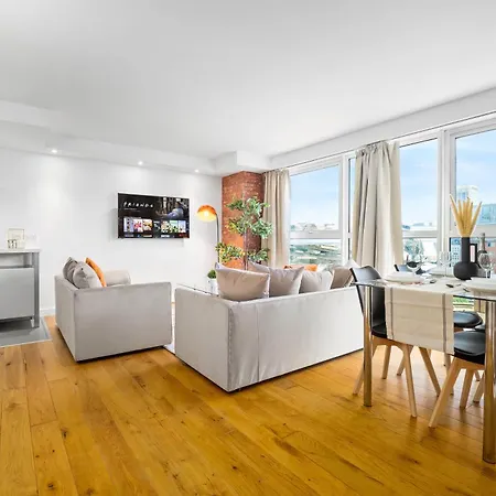 New Luxury Centre - 2 Bedroom - Netflix - Wifi - Secure Parking 35qc Apartman